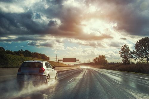 雨の日の運転が怖い！不安で当然？事故率4倍に跳ね上がるリスクを乗り切る対処法