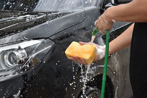 マメな洗車がフロントガラスの傷を防ぐ？！