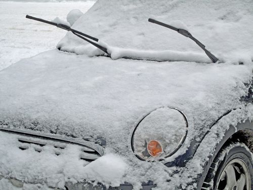 雪でワイパー立てるのどうして？凍って動かせないだけじゃない安全策の理由