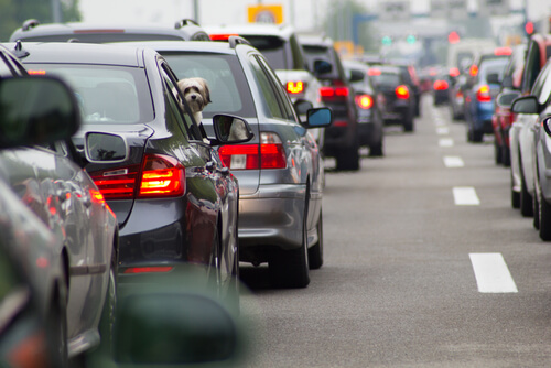 車のエアコンは走らないと冷えないのはなぜ？