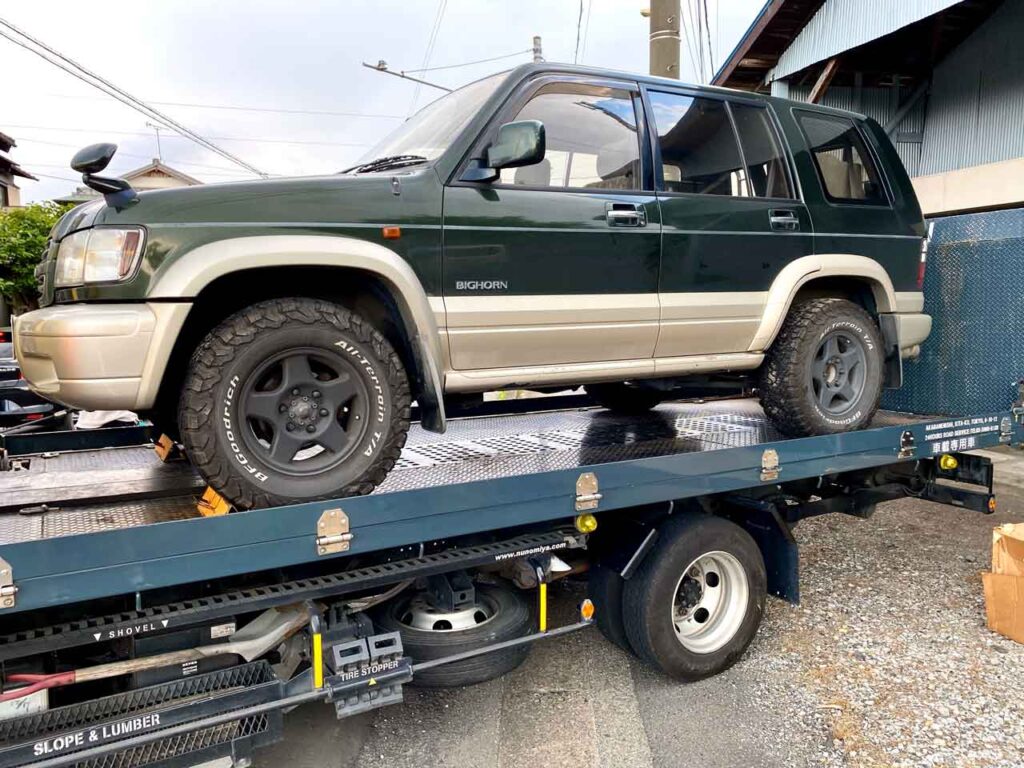 積載車で運ばれるお客様の車